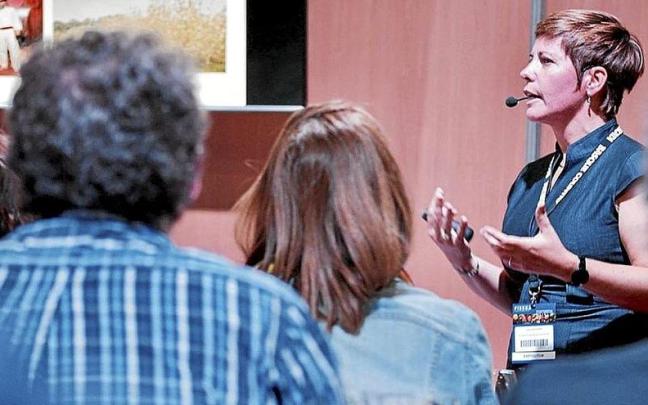 Inés Baigorri en una conferencia ofrecida en Argentina.