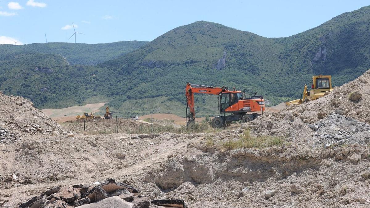 Obras de reparcelación y preparación del terreno donde se ubicará la futura planta de tratamiento de residuos urbanos de la Mancomunidad de la Comarca de Pamplona.