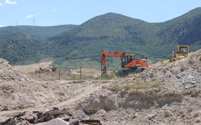 Obras de reparcelación y preparación del terreno donde se ubicará la futura planta de tratamiento de residuos urbanos de la Mancomunidad de la Comarca de Pamplona. Obras de reparcelación y preparación del terreno donde se ubicará la futura planta de tratamiento de residuos urbanos de la Mancomunidad de la Comarca de Pamplona.
