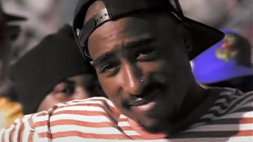 El rapero de hiphop Tupac (2Pac) en el videoclip 'Changes'