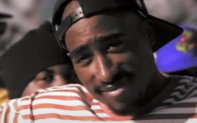 El rapero de hiphop Tupac (2Pac) en el videoclip 'Changes'