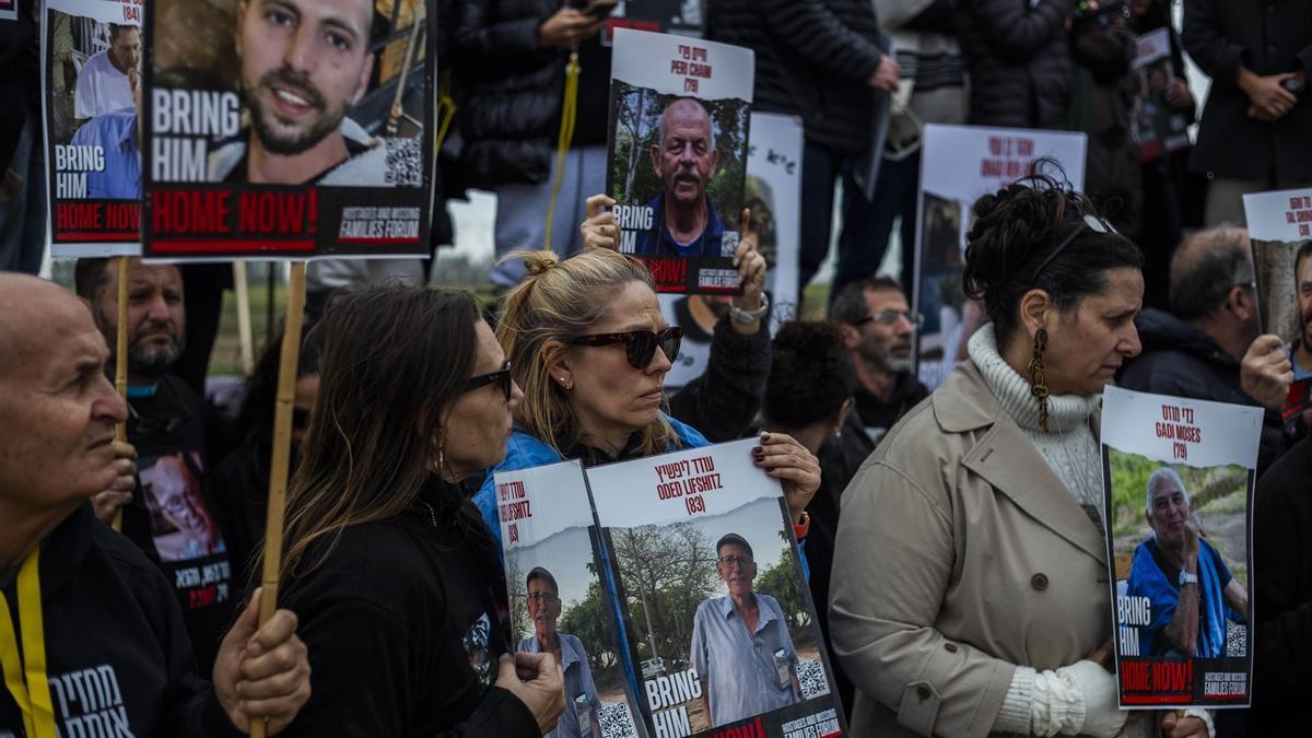 Familiares de los secuestrados por Hamás piden su liberación y regreso a casa.