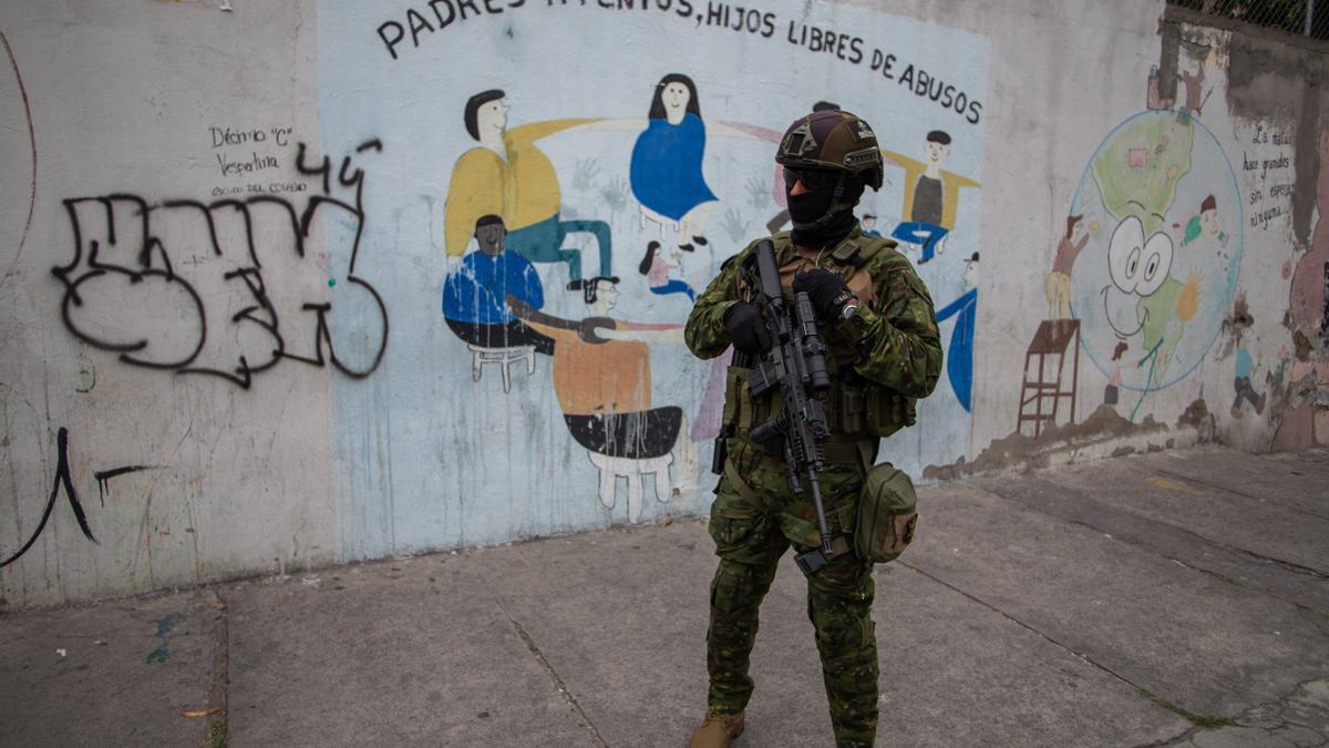 Ecuador se militariza para emprender una guerra contra la dictadura del narcotráfico