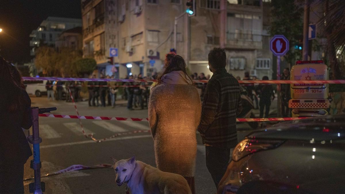 Varios transeúntes observan el lugar del apuñalamiento en Tel Aviv.