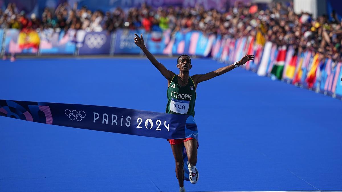 Tamirat Tola cruzando la línea de meta en la maratón de París