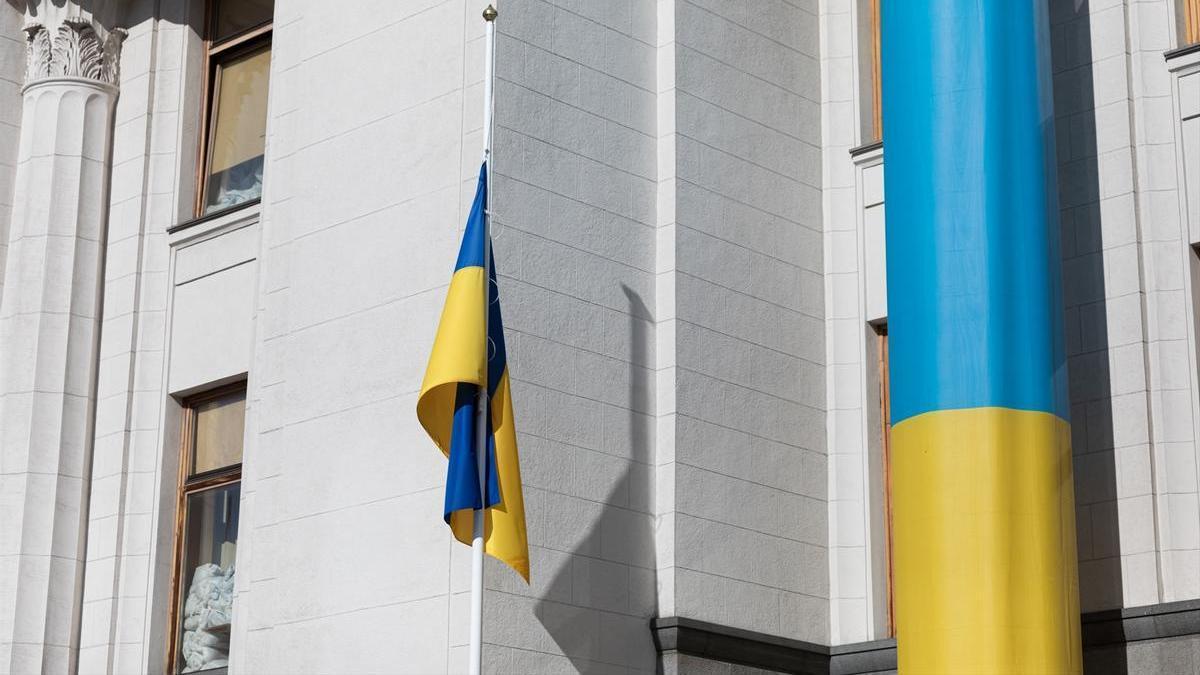 La bandera de Ucrania en el exterior de la Rada Suprema, en Kiev, en una foto de archivo.