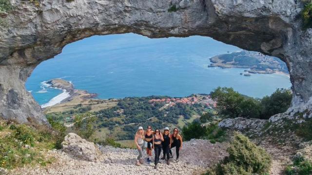 Las cinco chicas, Mireia, Zoe, Amaia, Vanessa y Kakun en los ojos del diablo