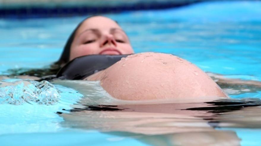 Imagen de archivo de una mujer embarzada.