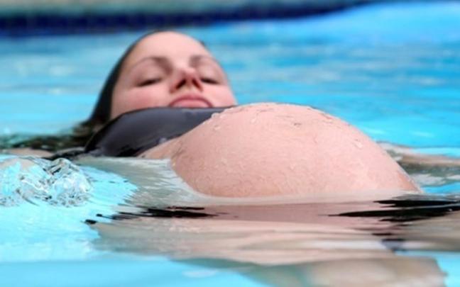 Imagen de archivo de una mujer embarzada.