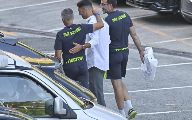 Mikel Merino se despide el viernes de Javier Barrera, doctor realista, y de uno de los fisiotrapeutas. / PEDRO MARTÍNEZ