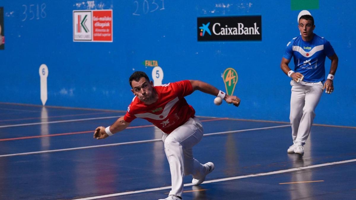 Erik Jaka e Iker Larrazabal en el Cuatro y Medio de San Fermín de Muskiz. JOSÉ MARI MARTÍNEZ