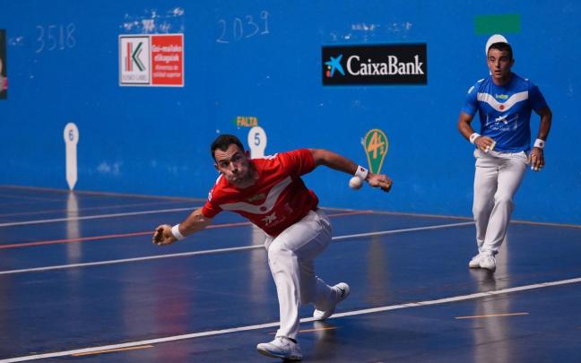 Erik Jaka e Iker Larrazabal en el Cuatro y Medio de San Fermín de Muskiz. JOSÉ MARI MARTÍNEZ