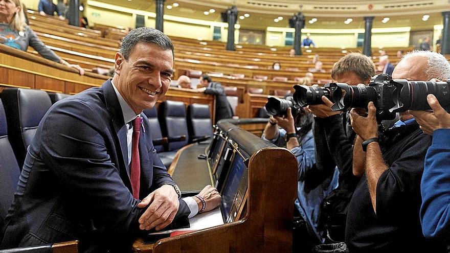 Pedro Sánchez esboza una sonrisa frente a las cámaras de los fotógrafos ayer en el Congreso pese a la crisis de relación en su Gobierno con Podemos. | FOTO: EFE
