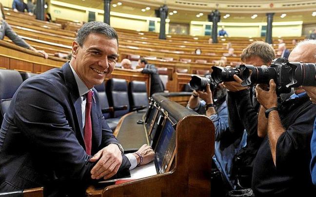 Pedro Sánchez esboza una sonrisa frente a las cámaras de los fotógrafos ayer en el Congreso pese a la crisis de relación en su Gobierno con Podemos. | FOTO: EFE Pedro Sánchez esboza una sonrisa frente a las cámaras de los fotógrafos ayer en el Congreso pese a la crisis de relación en su Gobierno con Podemos. | FOTO: EFE