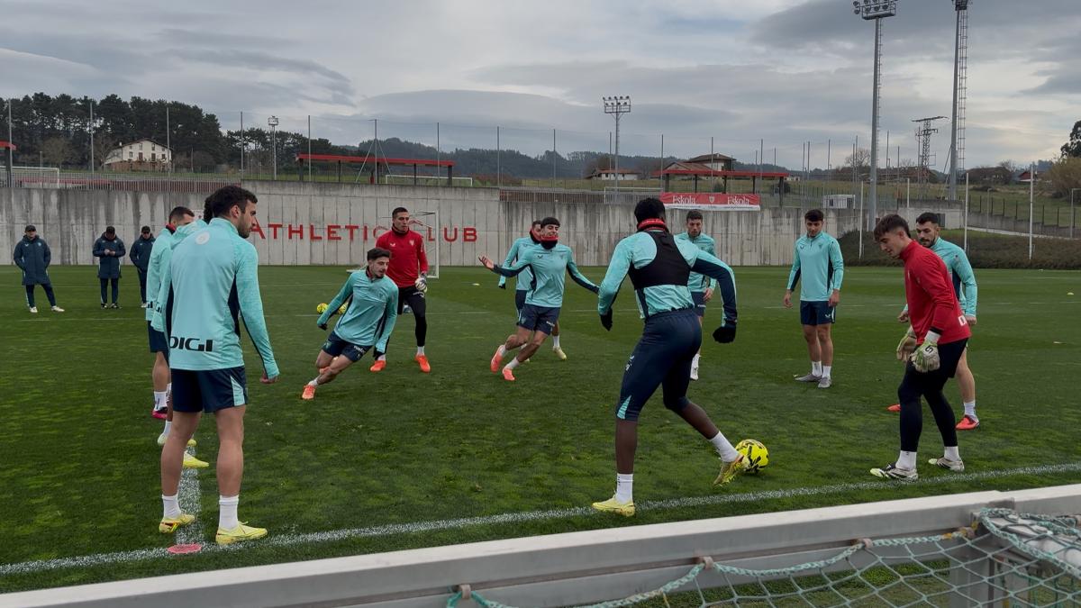 Iñaki Williams durante los rondos de calentamiento