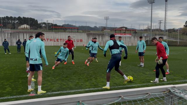 Iñaki Williams durante los rondos de calentamiento