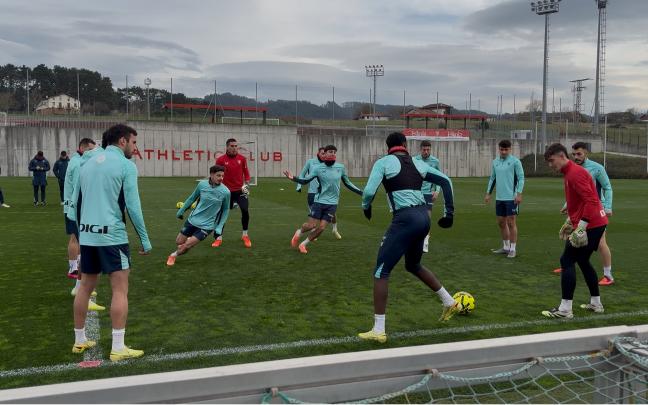 Iñaki Williams durante los rondos de calentamiento