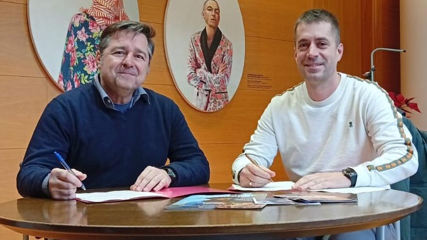 Momento de la firma del convenio entre el Ayuntamiento de Amurrio y la Fundación Vicente Ferrer