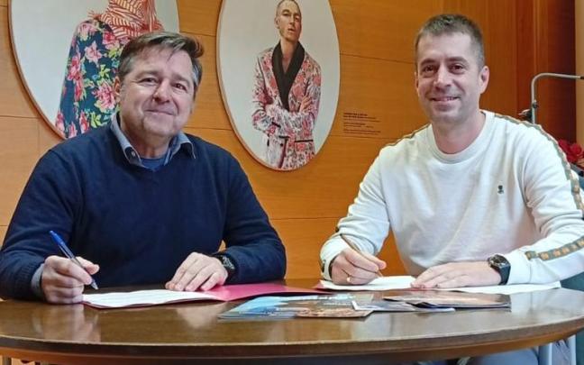 Momento de la firma del convenio entre el Ayuntamiento de Amurrio y la Fundación Vicente Ferrer