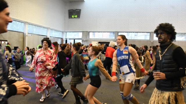Imagen de una pasada edición de la comida popular que el Ayuntamiento organiza en el polideportivo.