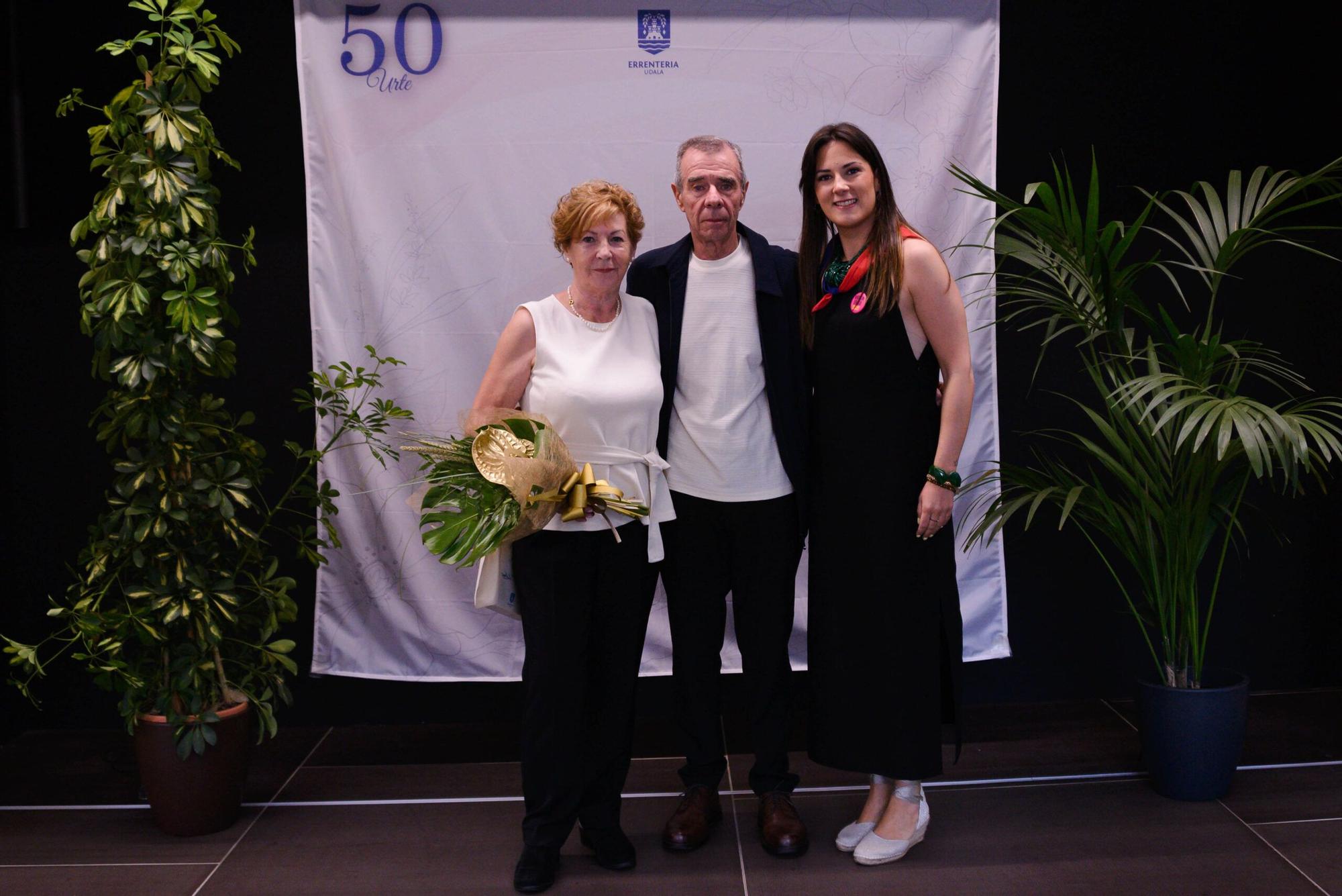 La edil Elisabete Murua con otra pareja