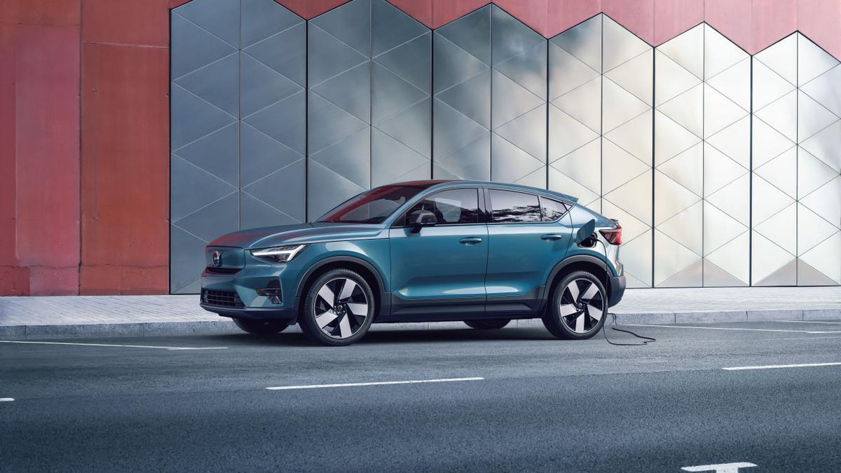 Volvo sigue apostando por el respeto medioambiental potenciando la autonomía y el rendimiento de sus SUV compactos totalmente eléctricos.