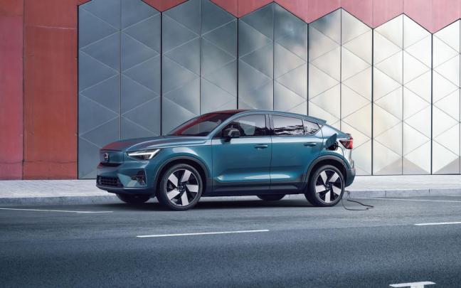 Volvo sigue apostando por el respeto medioambiental potenciando la autonomía y el rendimiento de sus SUV compactos totalmente eléctricos. Volvo sigue apostando por el respeto medioambiental potenciando la autonomía y el rendimiento de sus SUV compactos totalmente eléctricos.