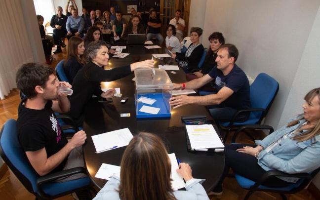 Nuria Madotz (EH Bildu) deposita su voto en la urna en la sesión de investidura de 2019. Nuria Madotz (EH Bildu) deposita su voto en la urna en la sesión de investidura de 2019.