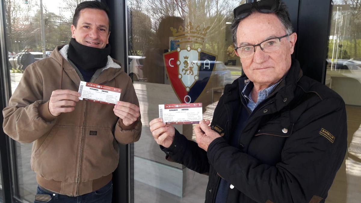 Guillermo Martínez de la Torre y Guillermo Martínez García, hijo y padre, con sus entradas.