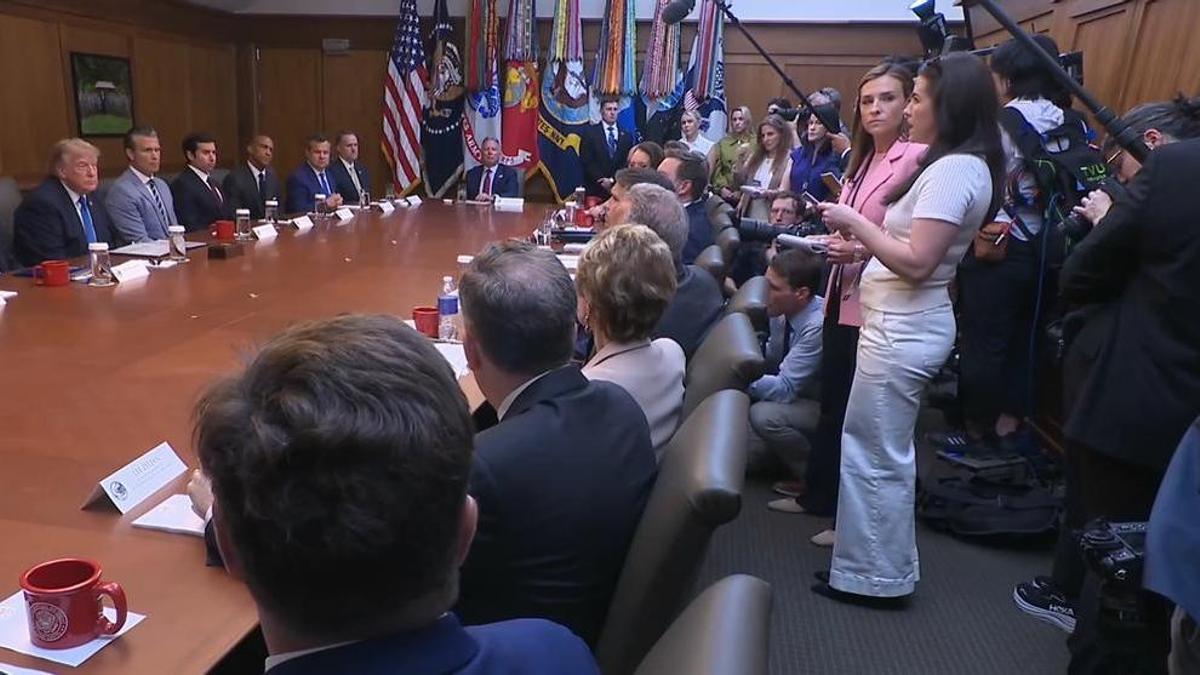 Donald Trump preside la reunión de su gabinete en Camp David.