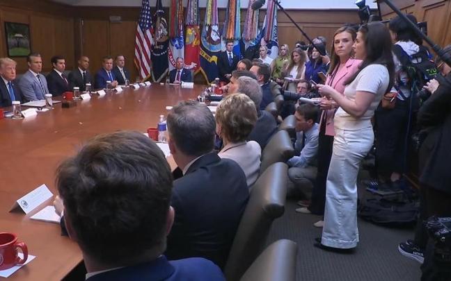 Donald Trump preside la reunión de su gabinete en Camp David.