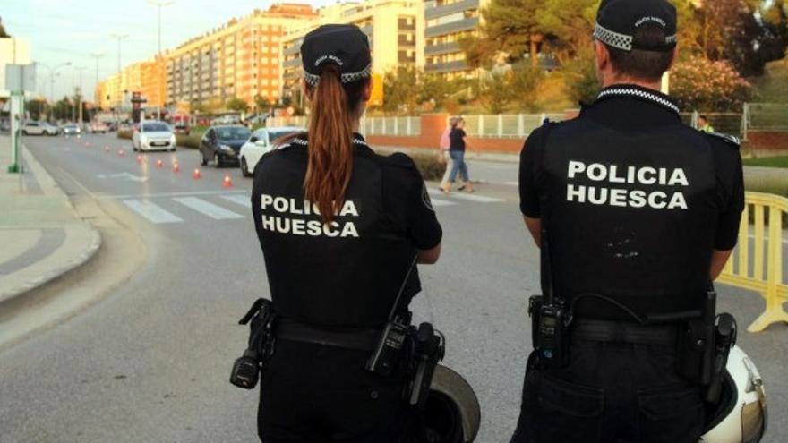 Dos agentes de la Policía Local de Huesca