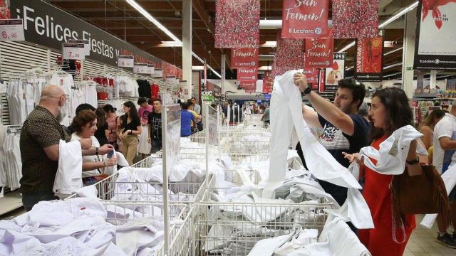 Un grupo de personas comprando ropa blanca. Foto: Javier Bergasa