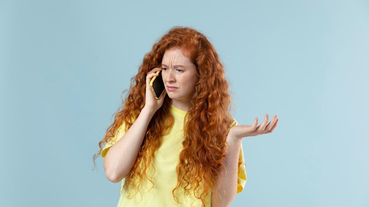 Mujer respondiendo a una llamada desconocida.