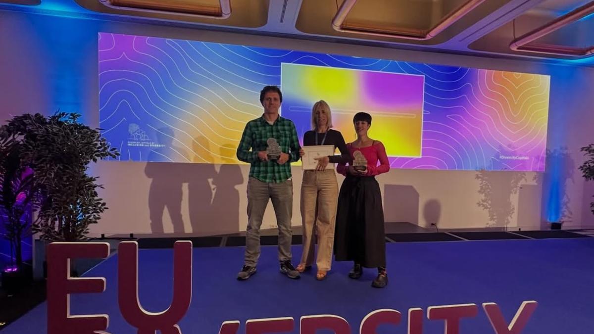 Adrian Garcia, Anuska Esnal y Saioa Iraola con los premios.