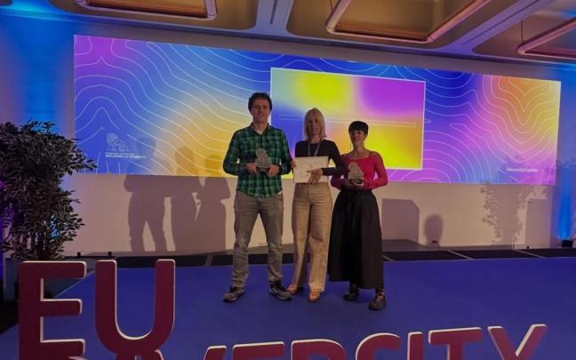 Adrian Garcia, Anuska Esnal y Saioa Iraola con los premios.