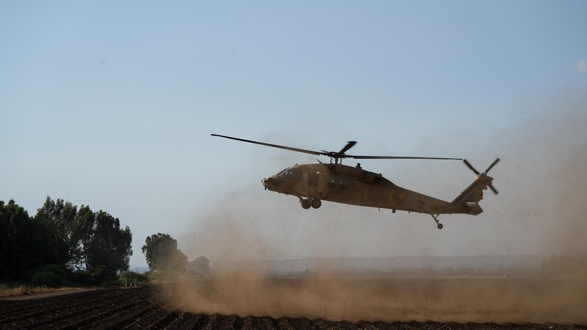 Un helicóptero de las Fuerzas Armadas de Israel cerca de la frontera con El Líbano.