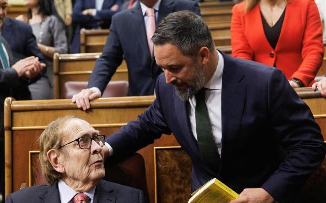 Santiago Abascal junto a Ramón Tamames antes de su intervención en el Congreso.