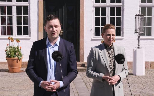 El primer ministro de Groenlandia, Jens Frederik Nielsen, junto a la primera ministra de Dinamarca, Mette Frederiksen.