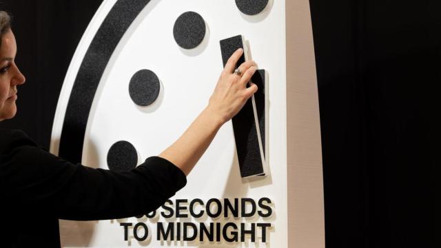 También conocido como el “Reloj del Apocalipsis” (Doomsday Clock), el mecanismo es un símbolo dirigido por un grupo de científicos.