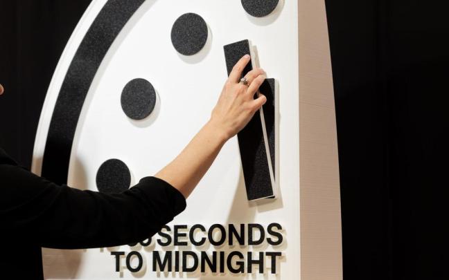 También conocido como el “Reloj del Apocalipsis” (Doomsday Clock), el mecanismo es un símbolo dirigido por un grupo de científicos.