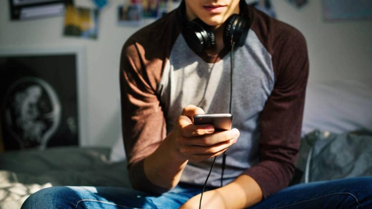 Un joven hace uso de la tecnología