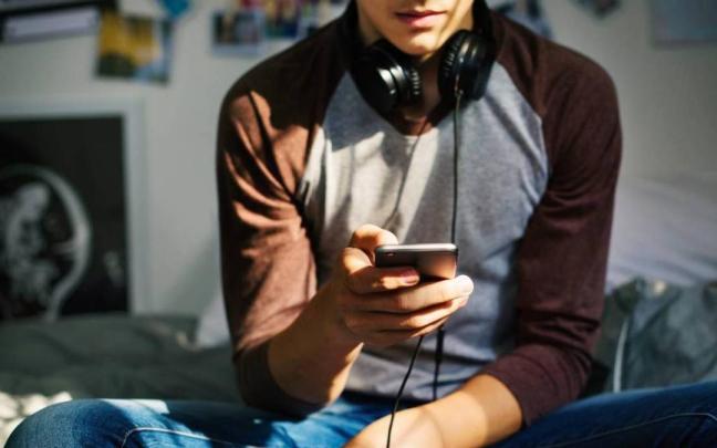 Un joven hace uso de la tecnología