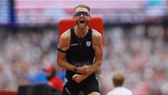 El escocés Josh Kerr, tras batir el récord mundial de la milla en Londres.