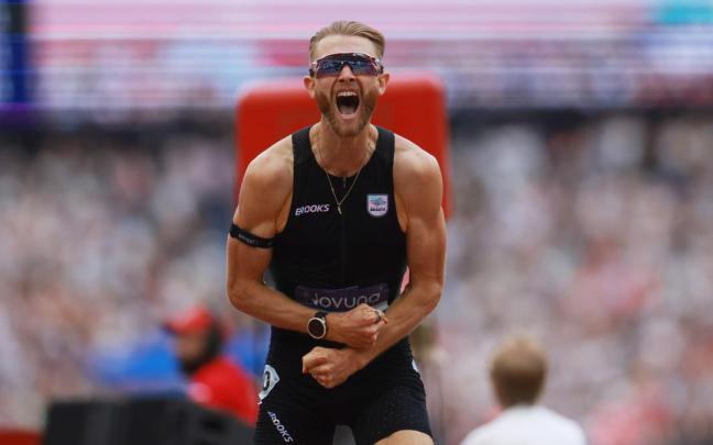 El escocés Josh Kerr, tras batir el récord mundial de la milla en Londres.