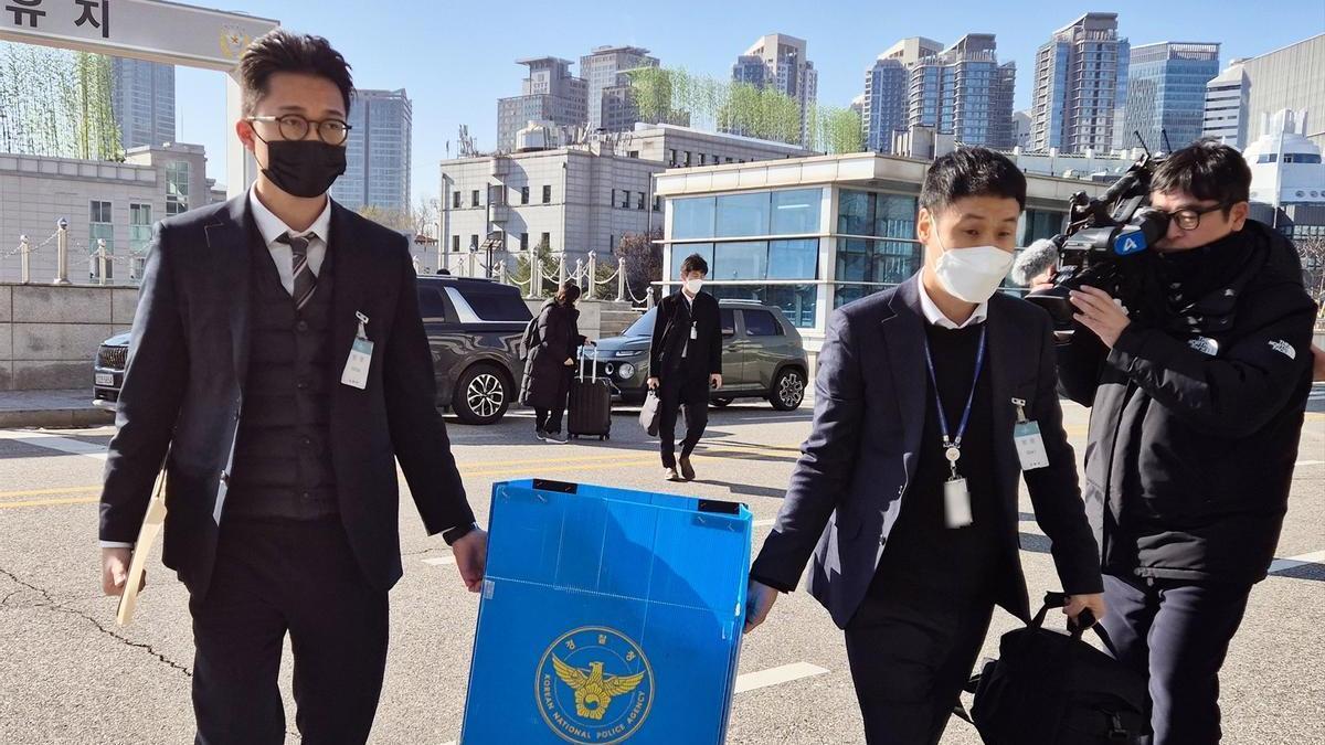 La Policía de Corea del Sur se incauta de documentos gubernamentales durante la investigación por la declaración de la ley marcial.