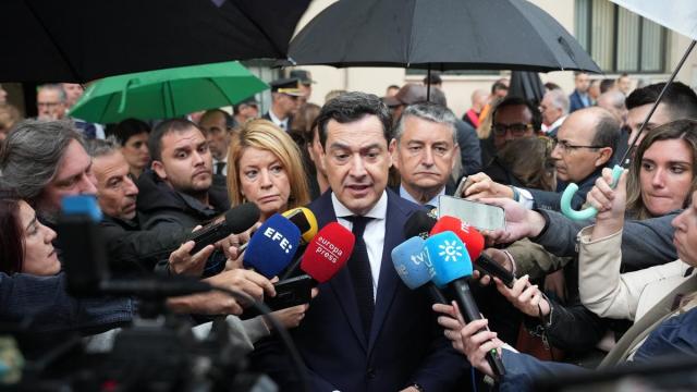 El candidato del PP-A a la Junta de Andalucía, Juanma Moreno, en la capilla ardiente por los dos guardias civiles muertos el viernes.