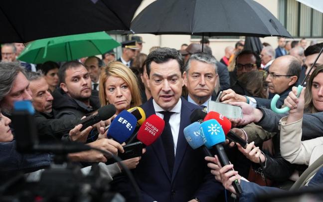 El candidato del PP-A a la Junta de Andalucía, Juanma Moreno, en la capilla ardiente por los dos guardias civiles muertos el viernes.
