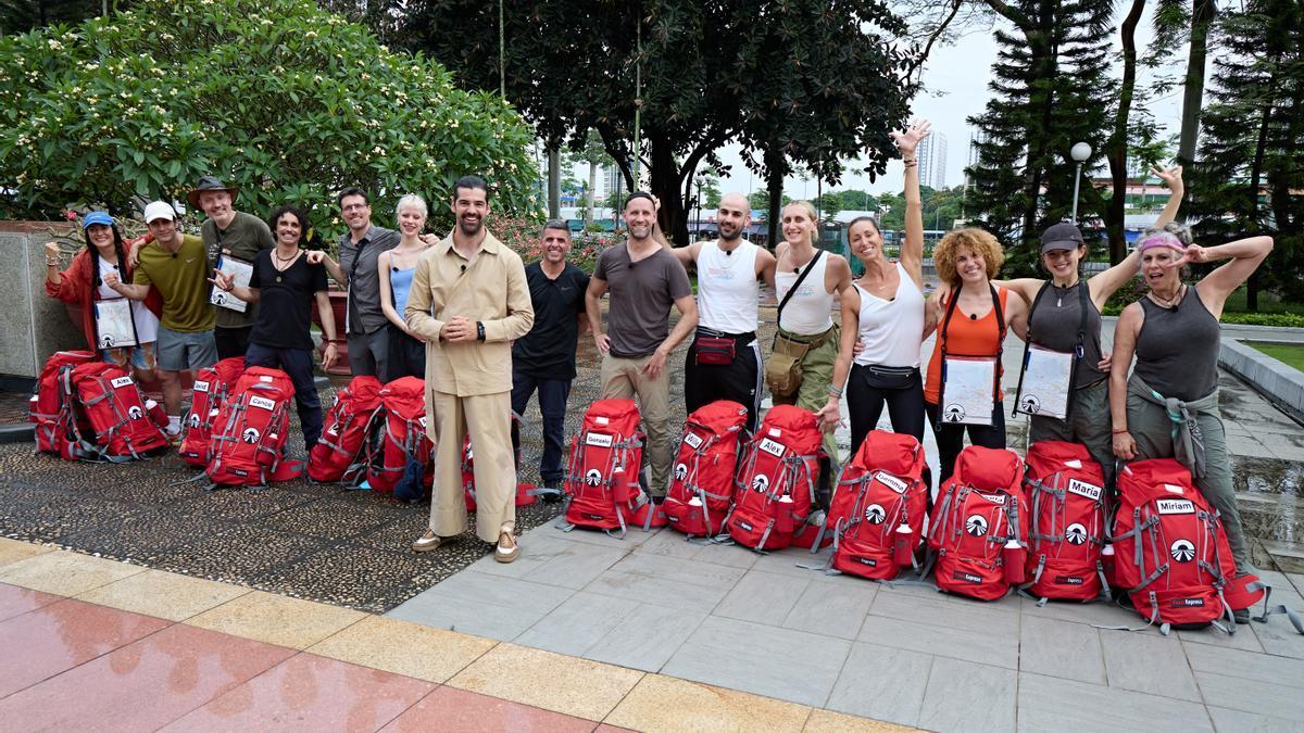 El presentador, Miguel Ángel Muñoz, y las parejas participantes en ‘Pekín Express’.