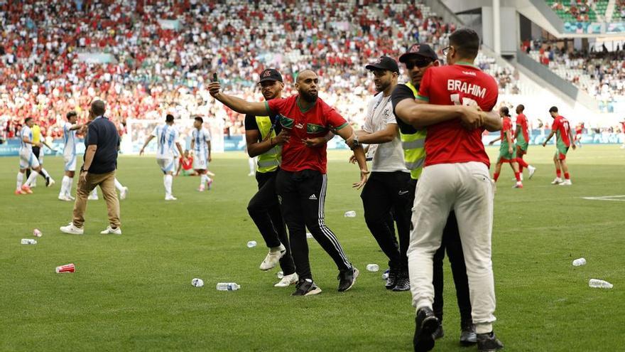 Invasión de campo y lanzamiento de objetos en el Argentina Marruecos de los JJOO París 2024